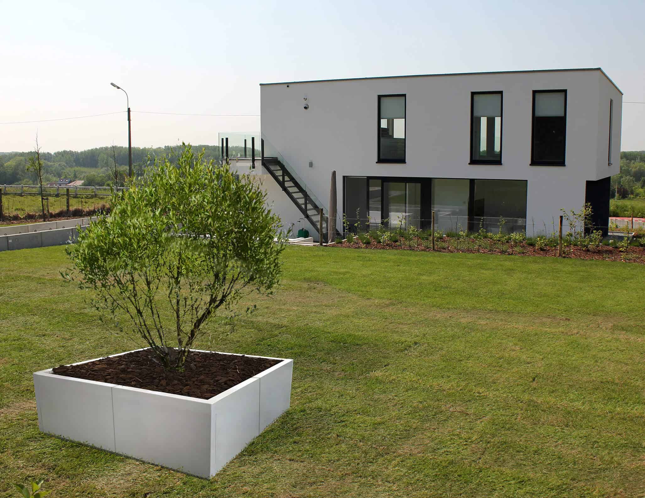 Modulair opgebouwde bloembakken in oprit en tuin