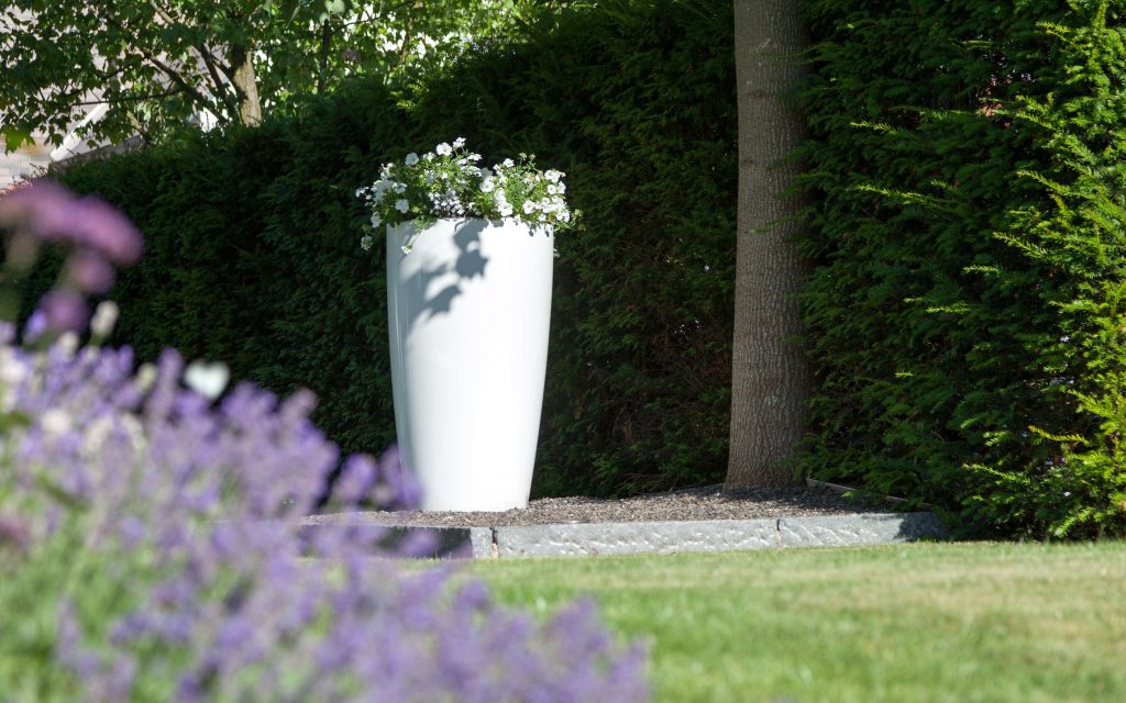 Rovio III bloempot in witte uitvoering in de tuin