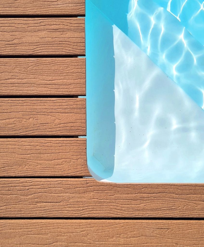 Houtcomposiete planken rond zwembad.