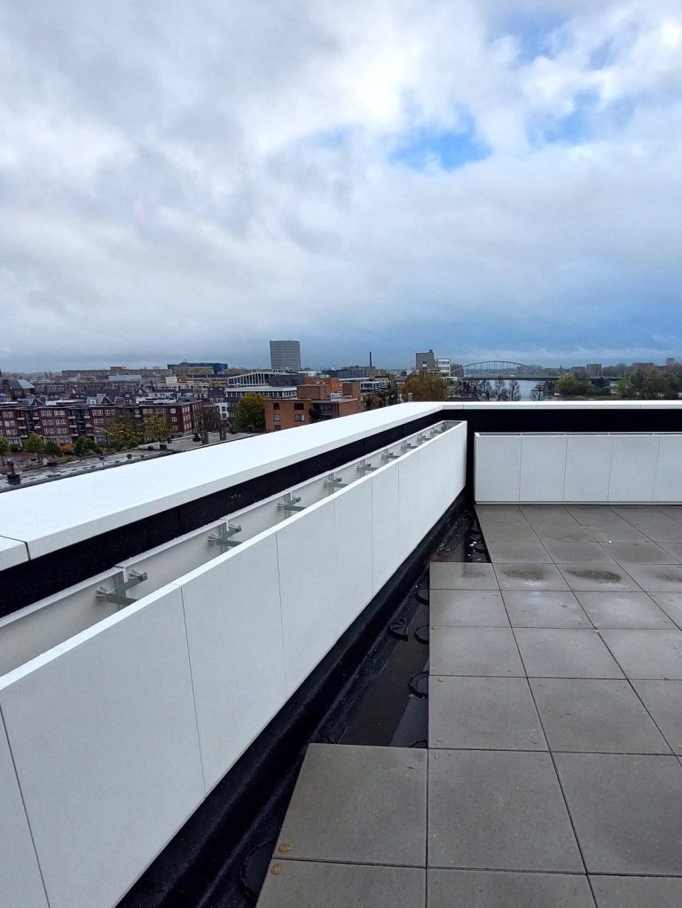 Dakterras penthouse in aanleg in Arnhems Blond Huis met plantenbakken en zicht op de stad